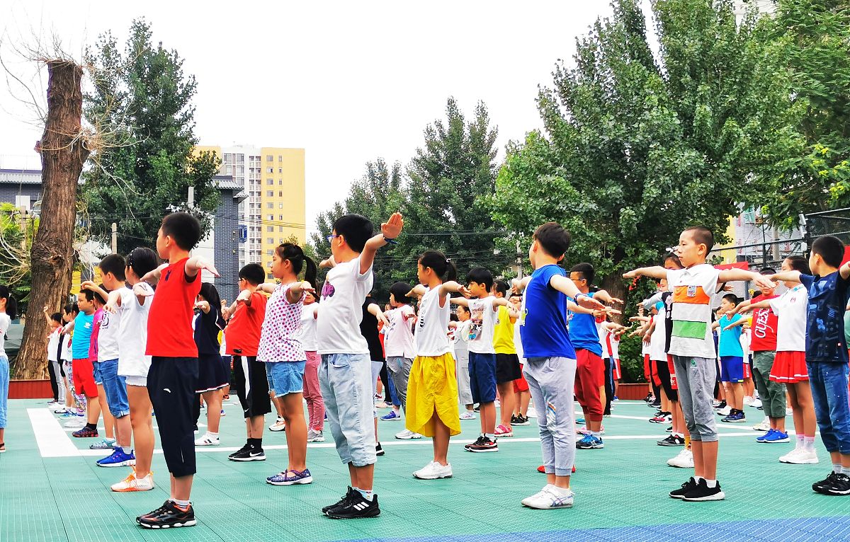 2020年6月9日,北京,东城文汇小学学生在上体育课.