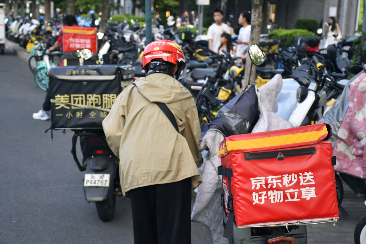 上海外卖骑手商场休息遭驱赶引发争议：应尊重新就业形态工作者