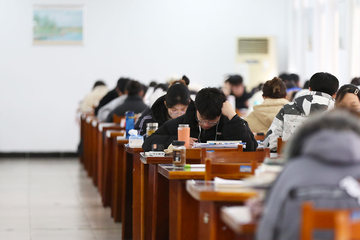 研究生综合考评表：个人生活、学习态度和未来目标评估