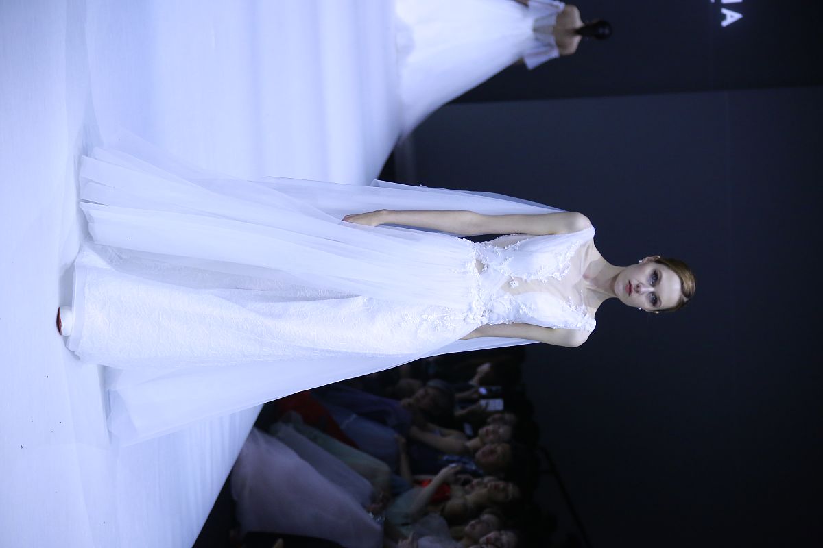 首先我学到了许多专业知识和技能。在公司的工作环境中我接触到了许多新的知识和技能包括如何使用一些专业软件、如何处理不同类型的数据等等。在实际的工作中我也学会了如何协调和沟通如何与同事合作以及如何更好地处理工作压力。这些经验对我的职业发展非常有帮助。其次我获得了更多的自信和独立能力。在实习期间我被分配了一些独立的任务需要自己进行规划、执行和管理。这些任务让我有机会独立思考和解决问题同时也让我感到自己的