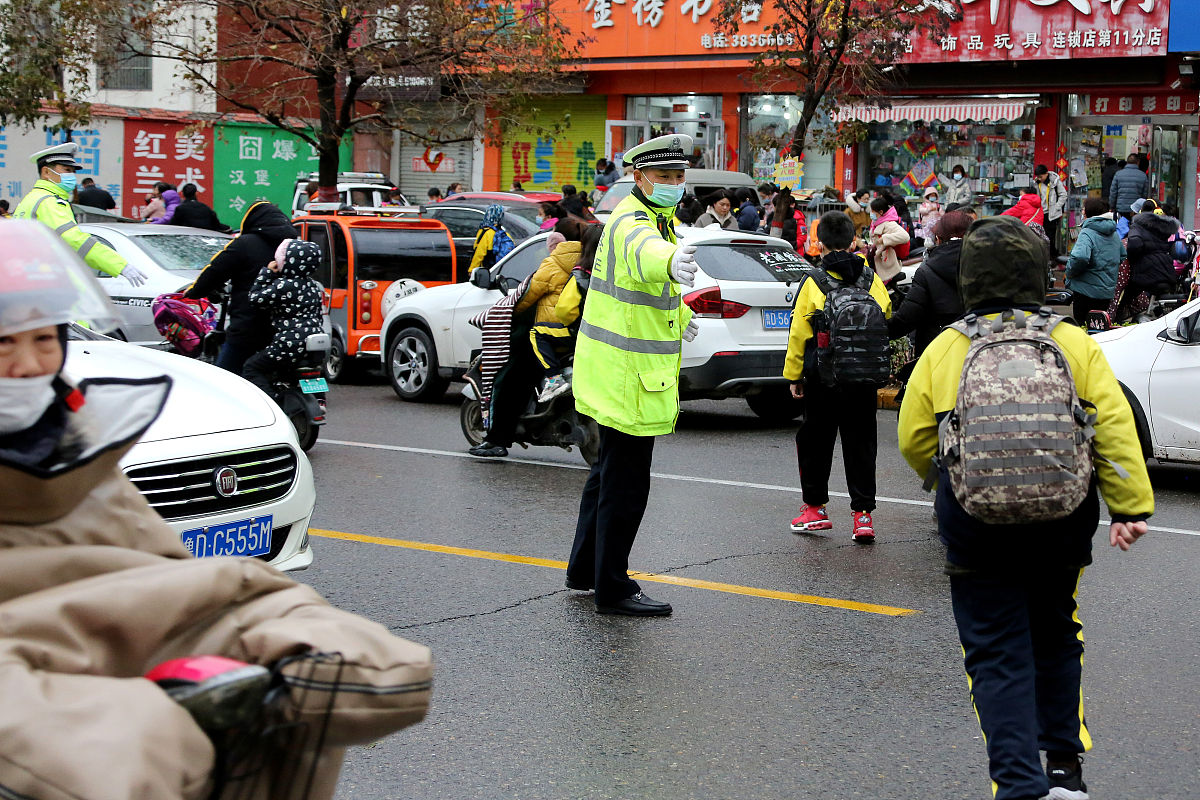 山东交警用210字帮我详细描述