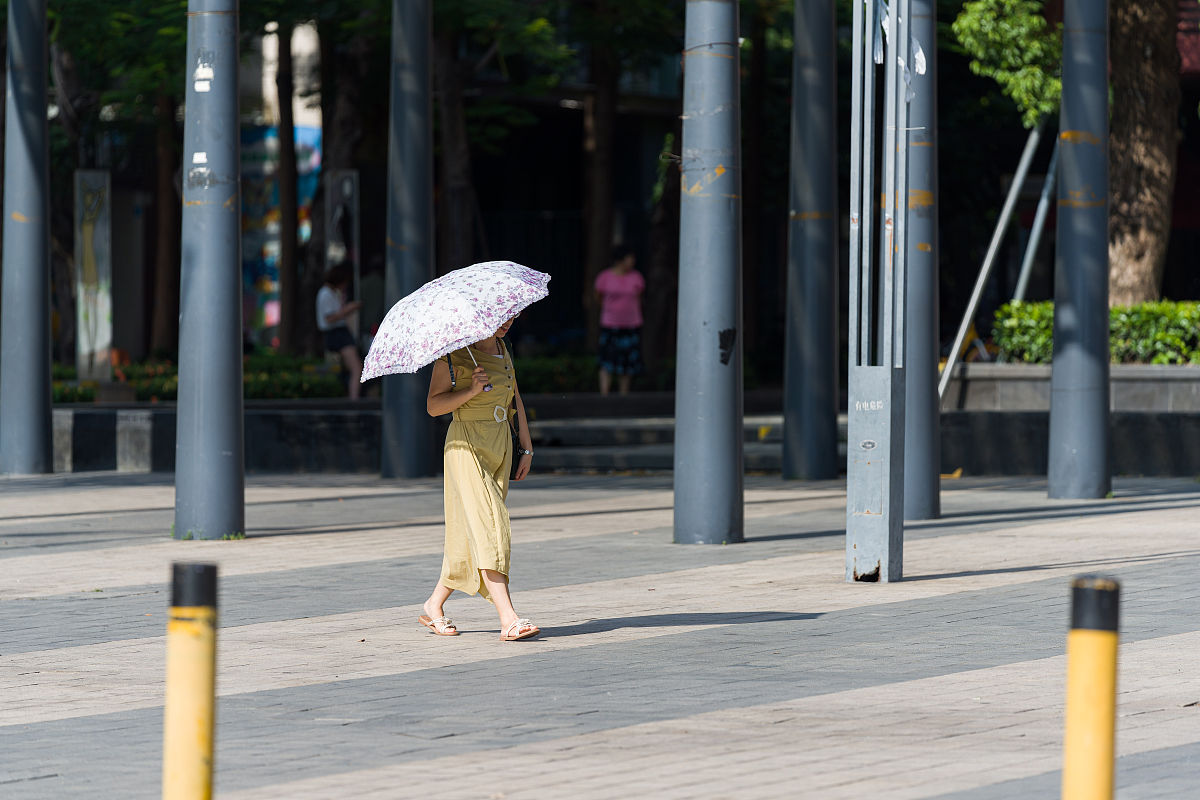 2020年7月16日,东莞,有不少市民出门的时候都做好了防暑降温的工作.