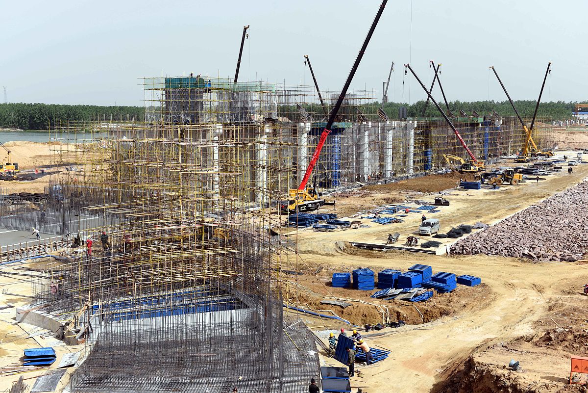 2020年5月12日,施工人员在沂河山东省临沂市郯城县马头拦河闸除险加固