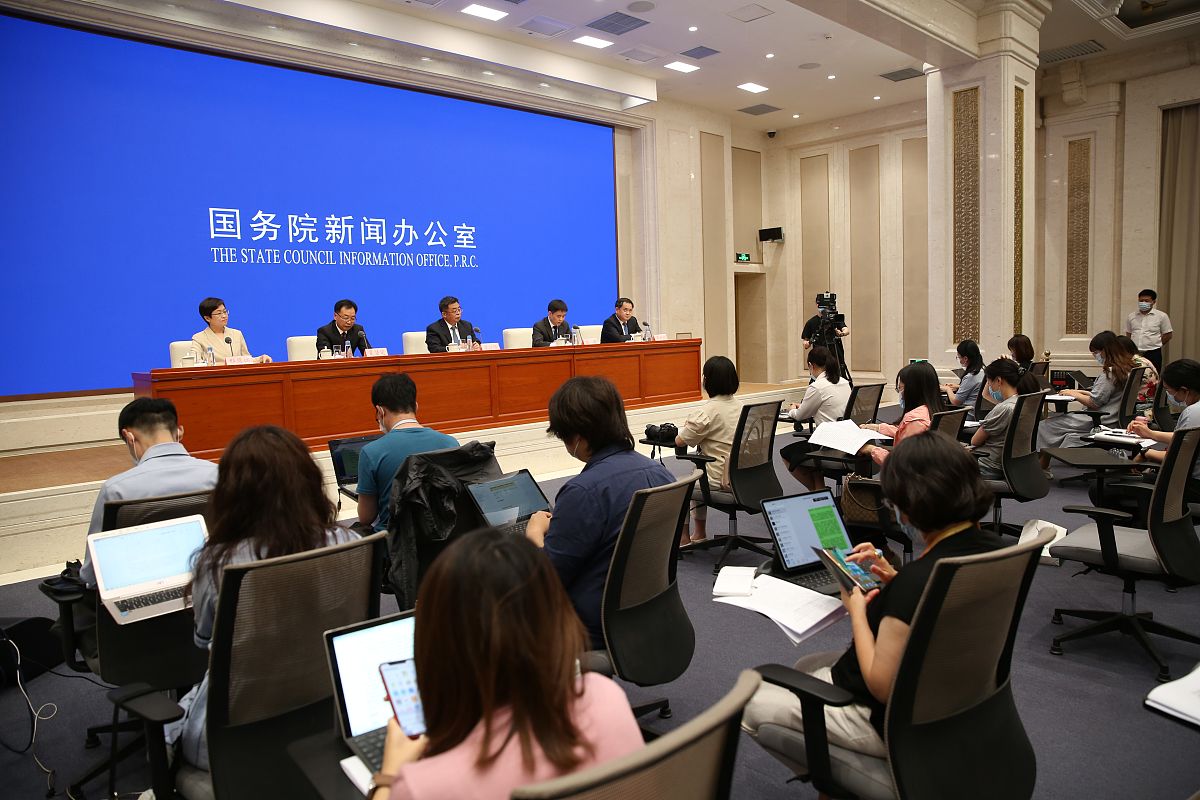 《六朝松下，玄武湖畔》：一位高校领导者的办学理念与实践