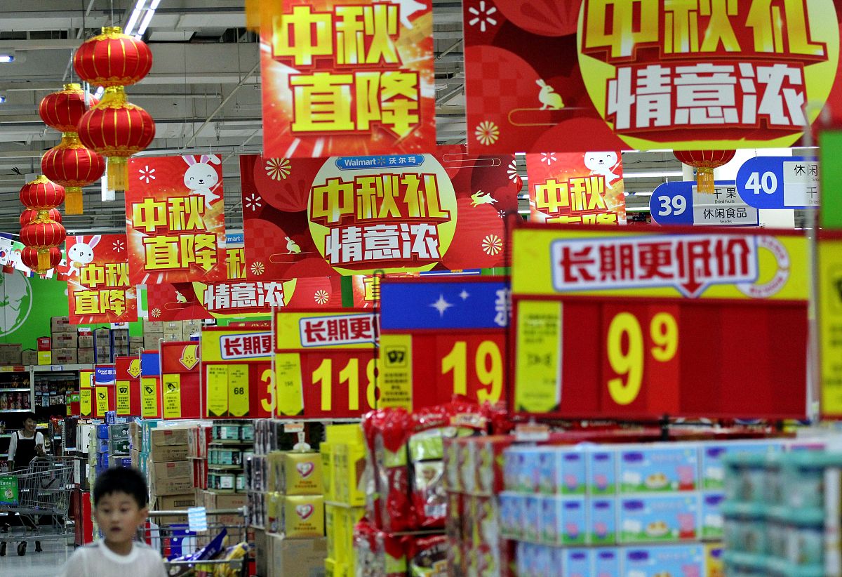2018年8月20日,南京,超市内挂满了醒目的"中秋情意浓","中秋直降"的牌
