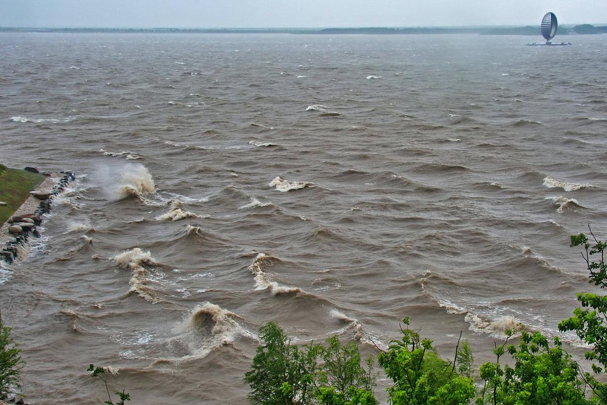 春江潮汛对仗：洞庭波撼城，水光接天无边无际