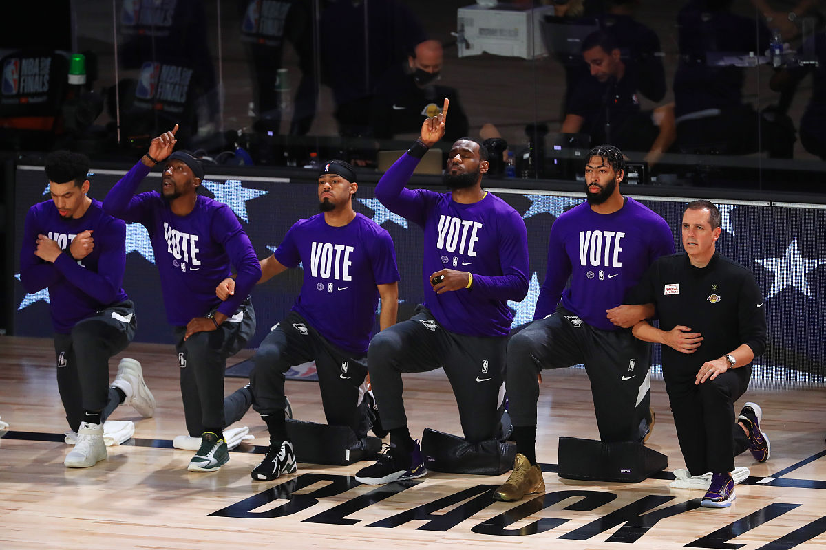 乔尔·恩比德 - 篮球巨星 - NBA 资讯