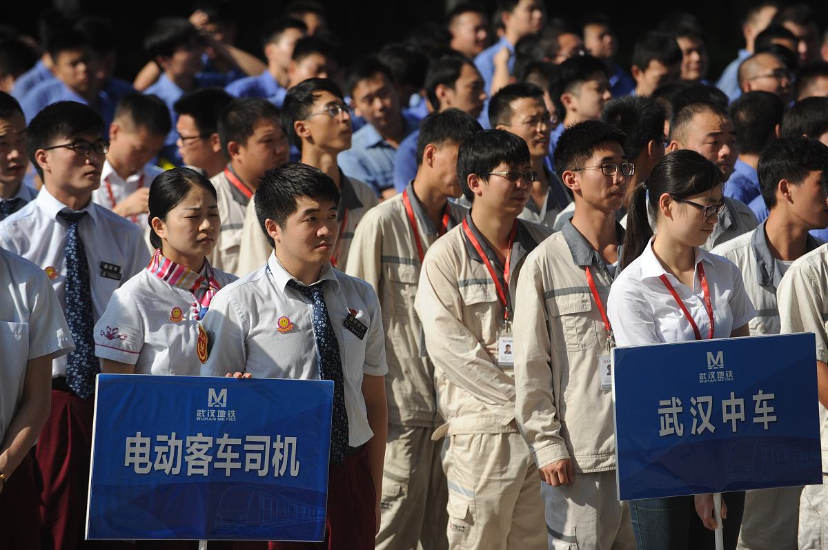 武汉商贸职业学院五年制大专有高铁乘务专业吗？