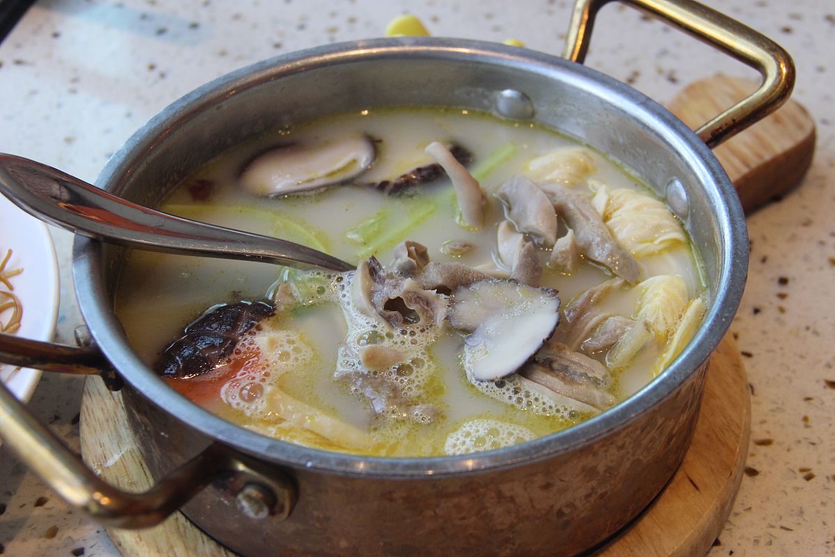 写一个关于猪肚鸡餐馆的文案