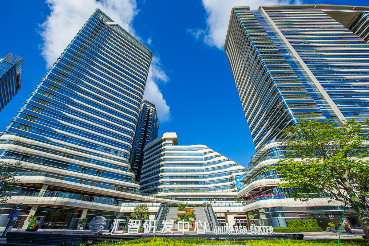 扩写一下这段文字并结合一个建筑设计大型商业综合体过程中攻坚克难的故事2000字：短短时间两次获奖背后的故事并不简单。为达到精益求精设计方案每一天都在精修甚至常常上一天才写好的方案第二天就推翻重来。多少个日日夜夜多少张草图、图纸攻艰克难已成常态