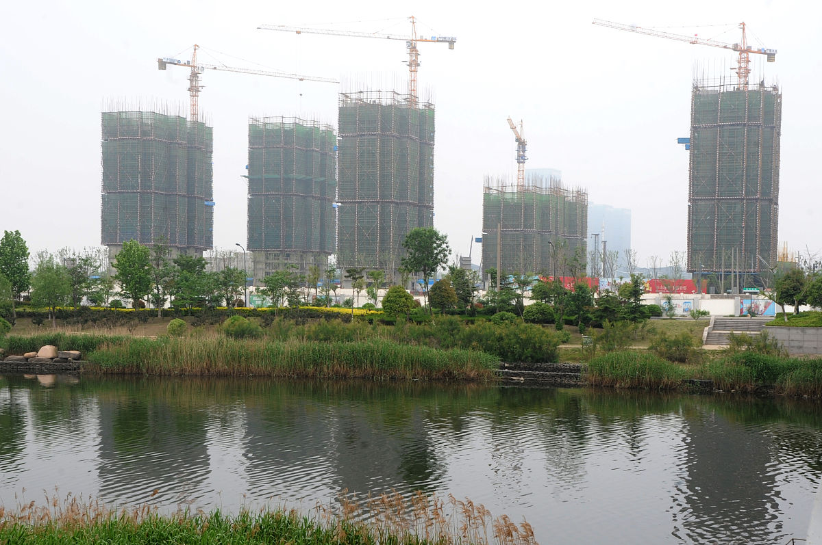 商丘市人民公园绿地违建办公楼：临管部门多次叫停，现在规划内吗？