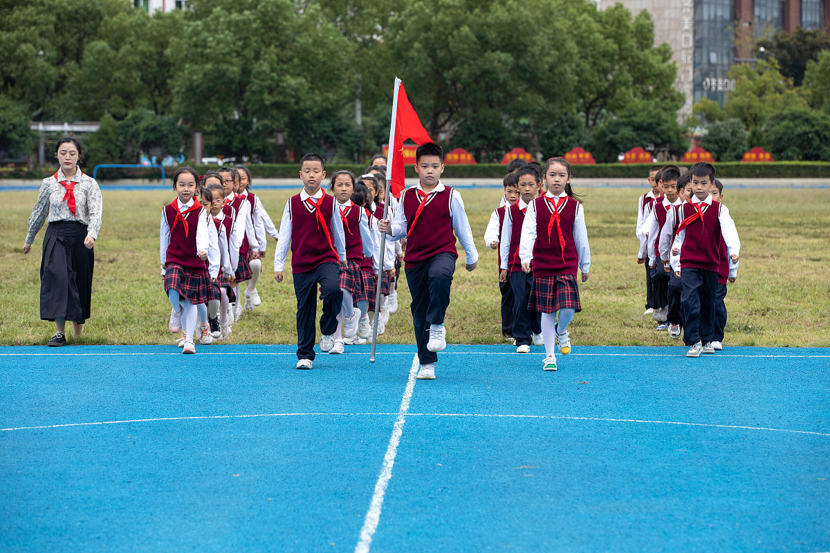 2021年10月12日,浙江湖州,长兴县实验小学少工委举行礼仪展示活动.