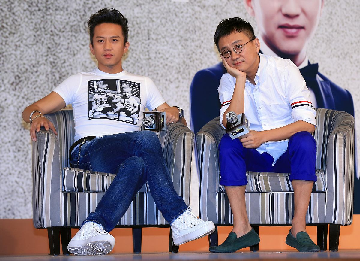 曹磊娇嗔吐槽石凯：'你的袜子有点臭了，能不能拿开呢？'