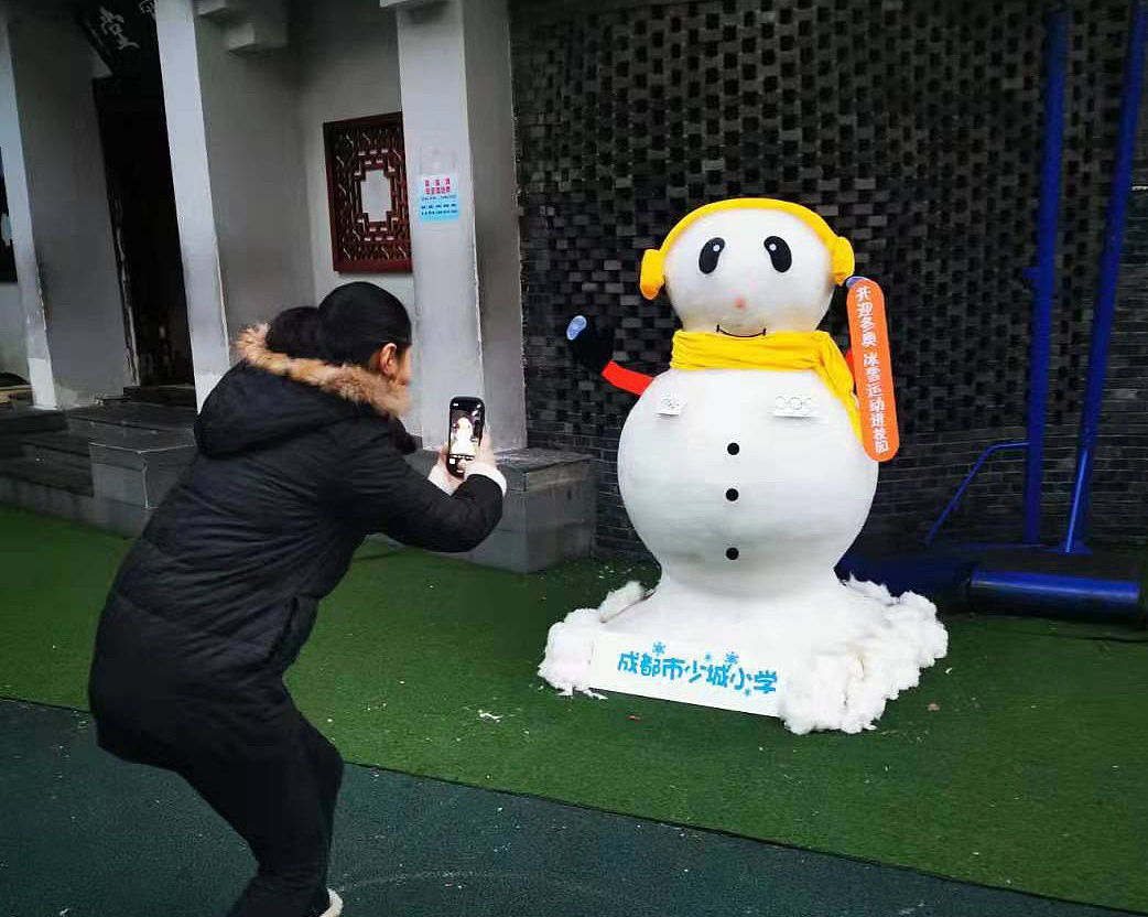 2020年1月6日,成都校园内布置了雪人.(如需下载使用,请务必署名 王红