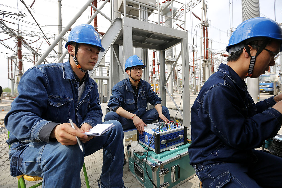 2 专业课程学习与收获	3
2.1专业课程学习	3
2.2专业课程学习收获	4
3.1专业学习与工作实践的结合与应用	5
3.1.1远程抄表核算实践	5
3.1.2智能电表故障排查及处理实践	6
3.1.3用电安全排查及宣传实践	8
3.2结合应用的总结体会	9
4 总结	11
4.1学习总结	11
4.2工作与实践总结	12
按照提纲写一篇专业学习与实践总结报告的摘要，不少于300字。