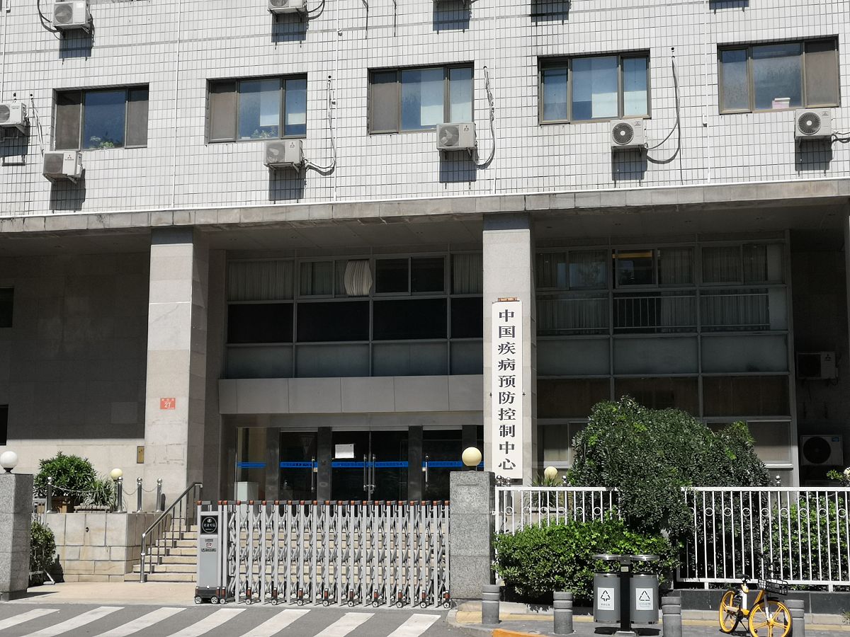 宜昌位于长江中上游结合部、湖北省西南部素有三峡门户川鄂咽喉之称。宜昌古称夷陵因水至此而夷、山至此而陵得名。清朝时改称宜昌取宜于昌盛之意。宜昌历史悠久巴楚文化源远流长是世界历史文化名人屈原、古代民族团结使者王昭君的故里。宜昌是三峡工程、葛洲坝水利枢纽工程所在地被誉为世界水电之都。宜昌现辖5区3市5县和1个国家级高新区国土面积21万平方公里常住人口39101万人。是全国健康城市样板市、平安中国建设示范