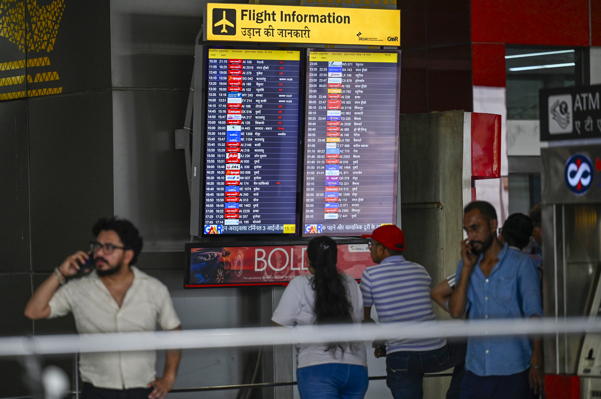 请将这段话翻译成英文：我们一家是5月4日晚上19：00的飞机到廊曼机场请安排司机接机。