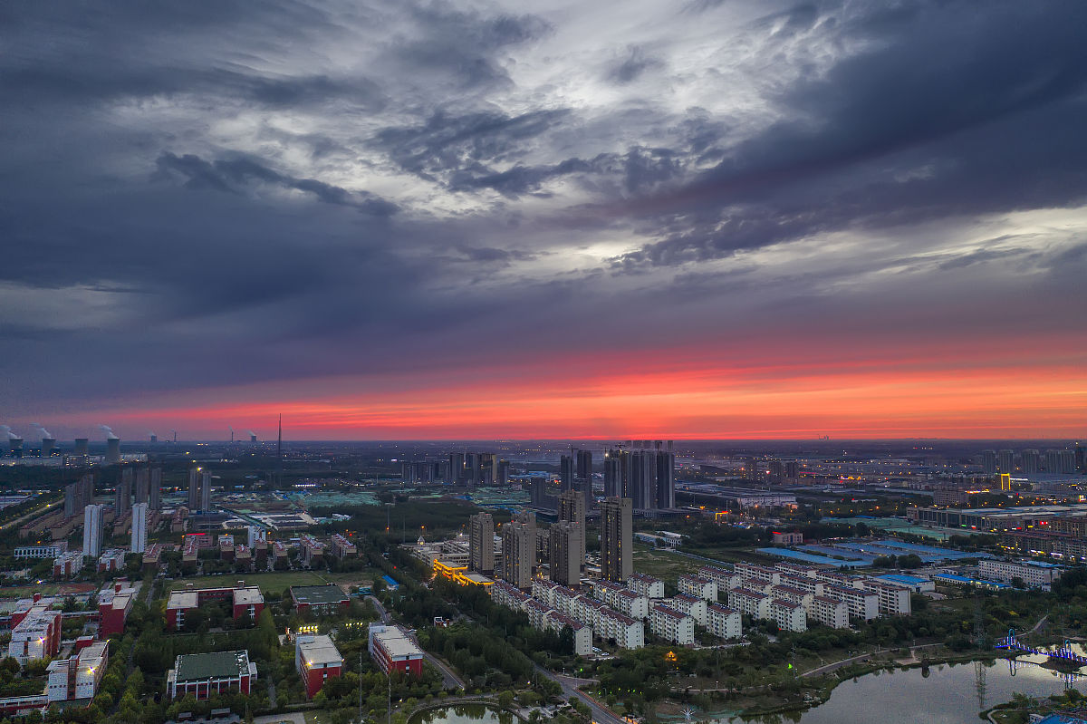 2021年5月16日,山东滨州,雨后傍晚天空出现晚霞,映红半边天.