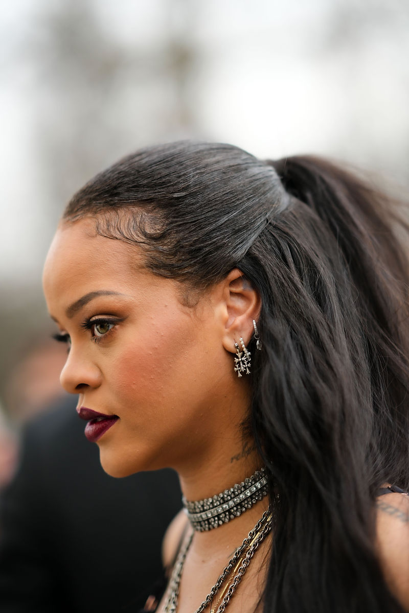 当地时间2022年3月1日,法国巴黎,怀孕的蕾哈娜(rihanna)穿着性感的透