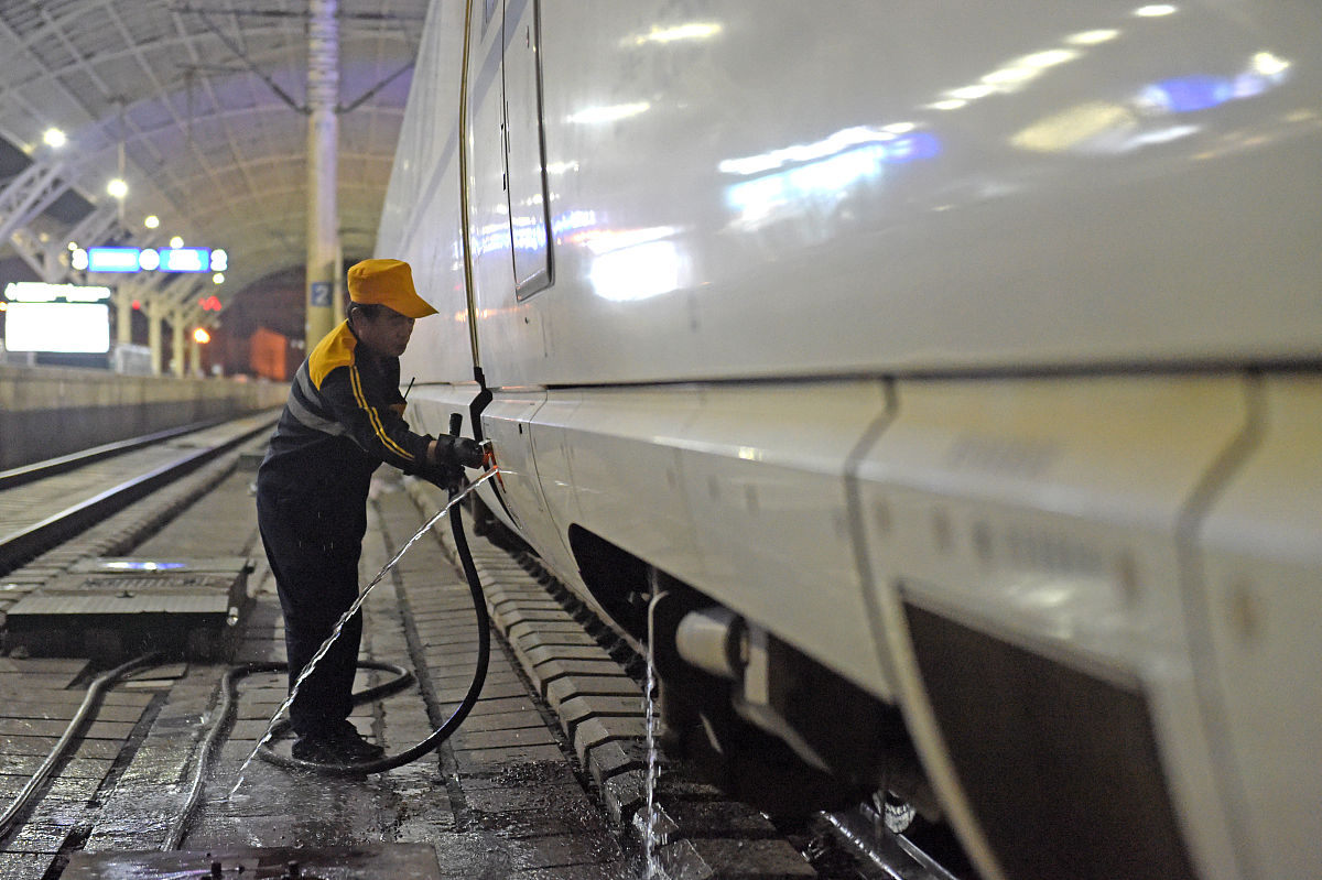 火车空转和打滑：原因、影响及列车运行阻力分析