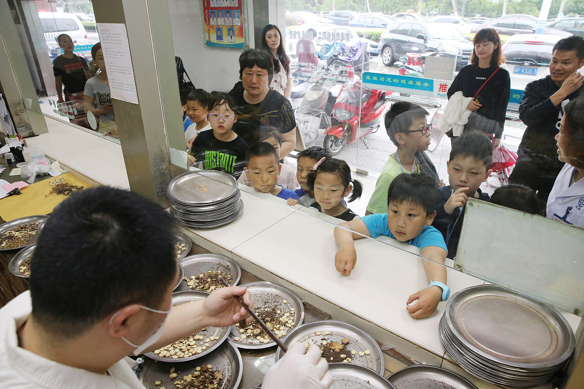 2019年5月25日,江苏省南通市城中小学江海小记者来到南通汉药研究所,