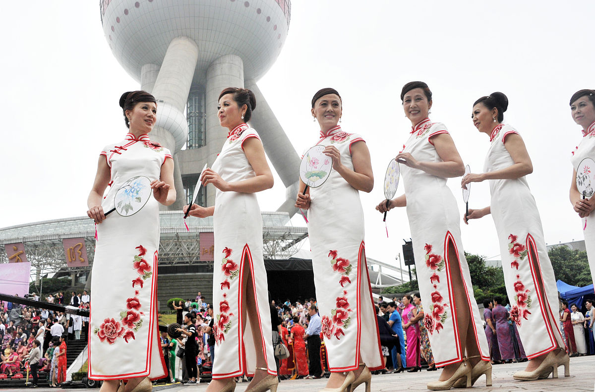 杭州亚运会中国代表团礼服发布：青花瓷与牡丹的完美融合