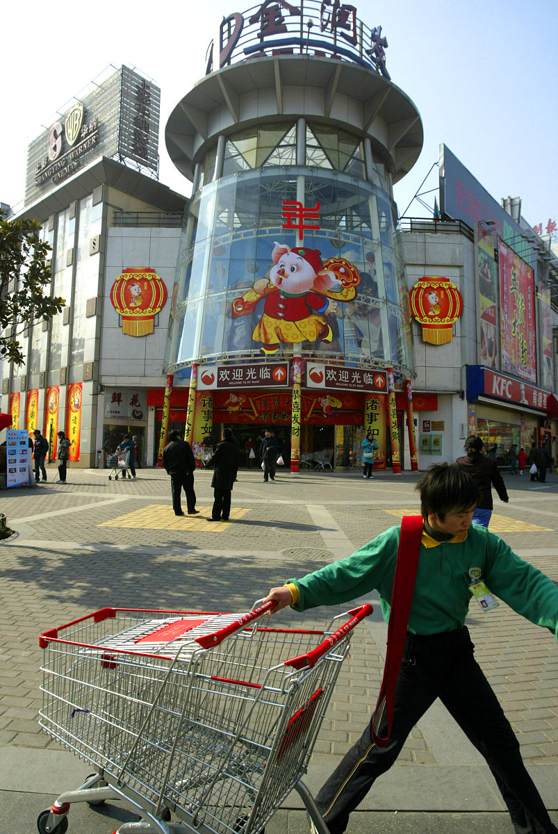 2007年11月07日,江苏省南京市,一家金润发超市的员工在整理购物车.+++