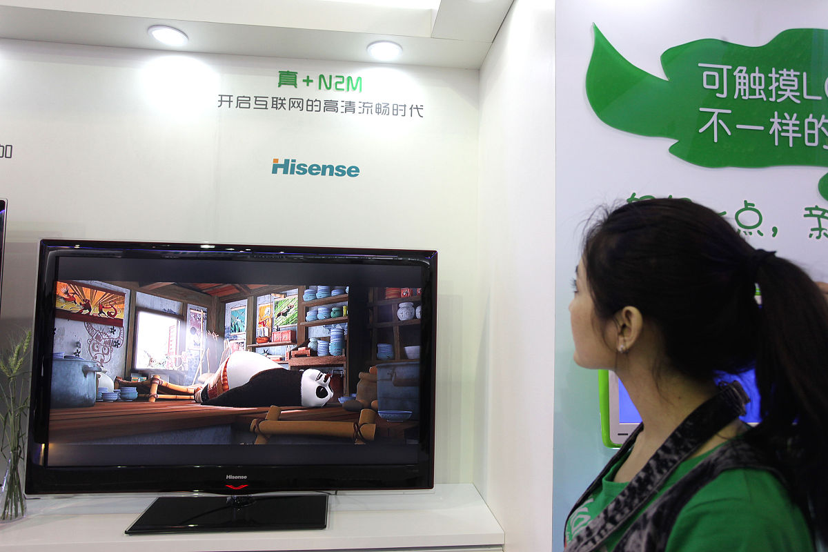 2010年5月29日,北京科博会上,观众在看海信互联网高清液晶电视,三网融