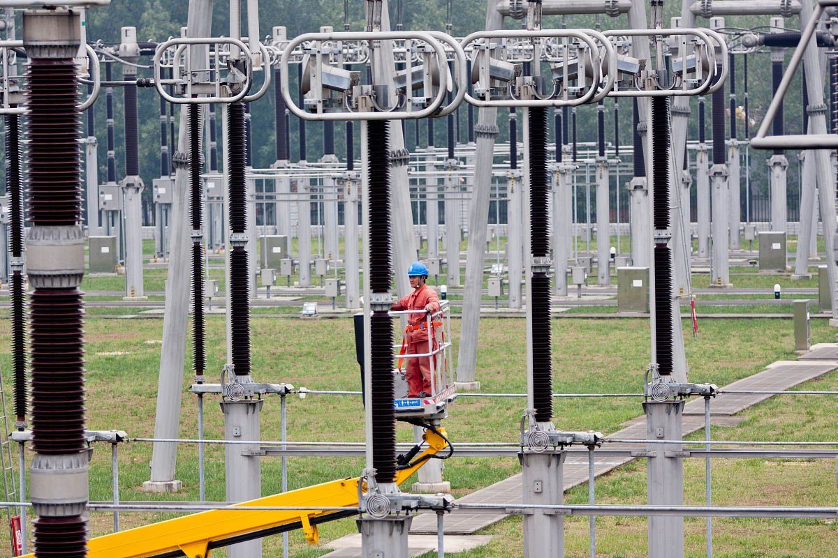 gis的进出线规模GIS的进出线规模是指GIS系统中用来连接输电线路的进出线条数。进出线是从变电站、发电厂等电力设施中衔接到GIS设备中的电缆或架空线路用于将电力输送至GIS系统中。它们的数量取决于所连接的设备和输电线路的规模和容量。一般来说大型的变电站和发电厂需要更多的进出线以满足大量的电力输送需求。gis的进出线规模有哪些GIS的进出线规模因不同的项目和应用而不同以下是一些常见的进出线规模：1