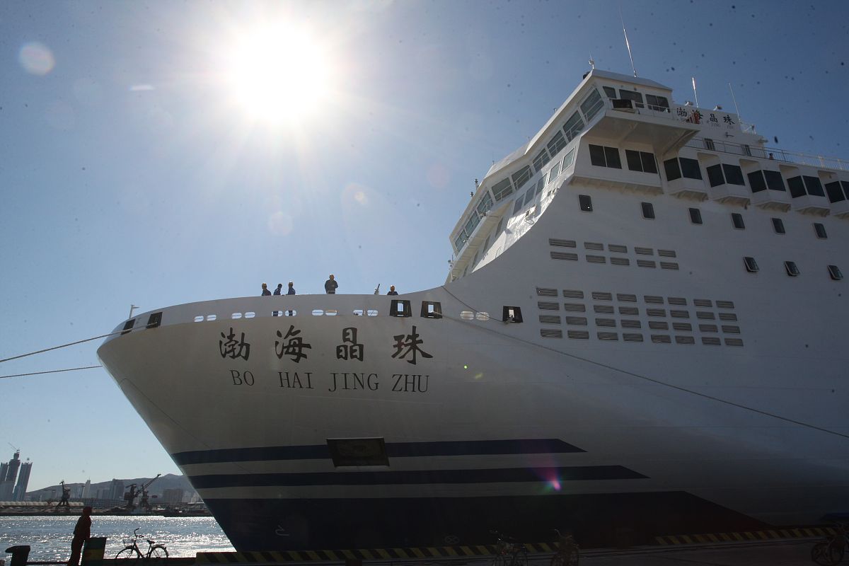 2012年10月10日,山东烟台,"渤海晶珠"轮缓缓进入烟台港渤海轮渡客运码