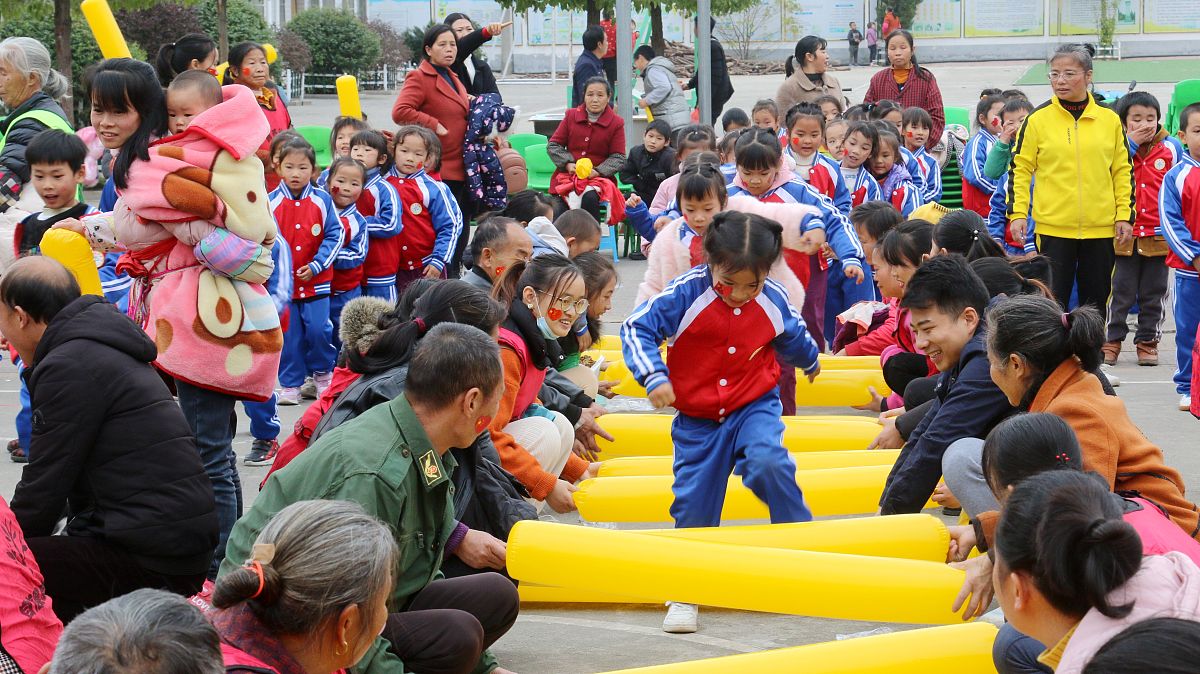 请规划一个幼儿园儿童与老师的活动规划地点在灵龟山公园活动内容多一点