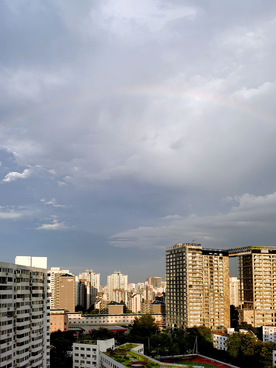 2020年7月6日,北京,雨后亚运村,傍晚时分出现绚丽彩虹,美丽景色煞是好