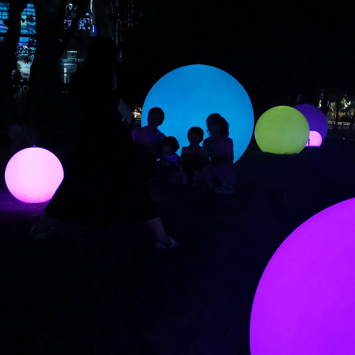 2020年11月8日,广州黄埔科学城广场月光森林夜景.