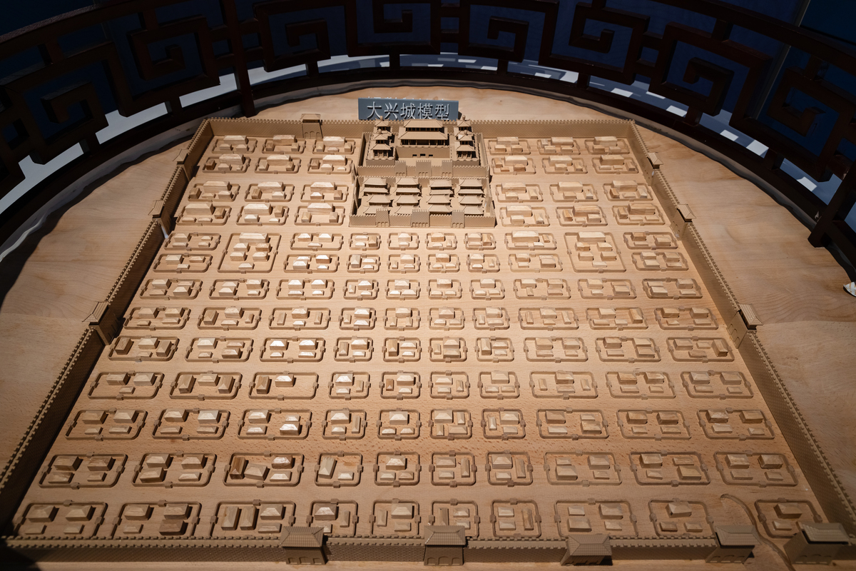 用英文给我写一篇描绘中国古代的宫殿的文章200字
