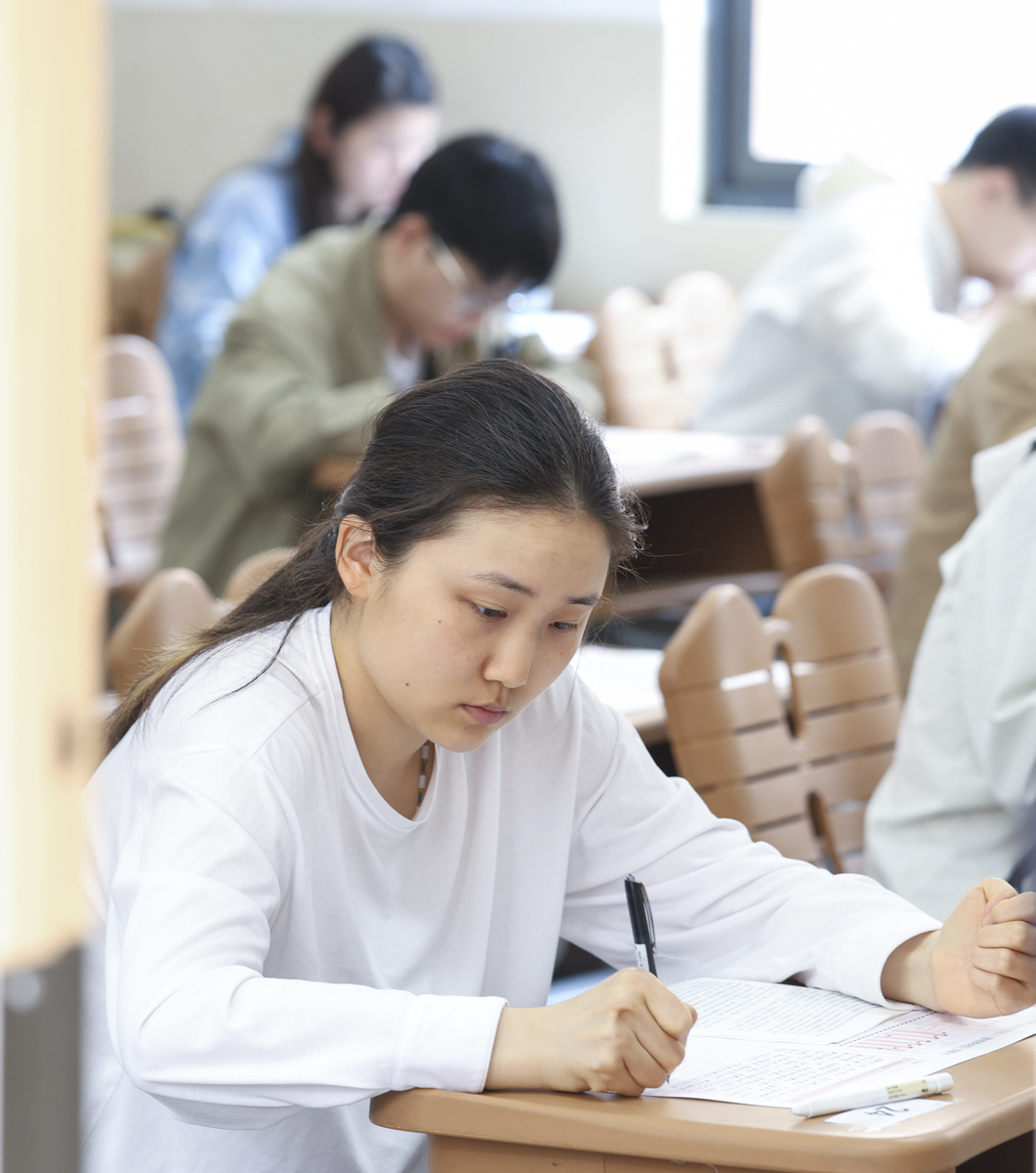 2026年4月18日,江苏淮安,参加事业单位招聘人员考试的