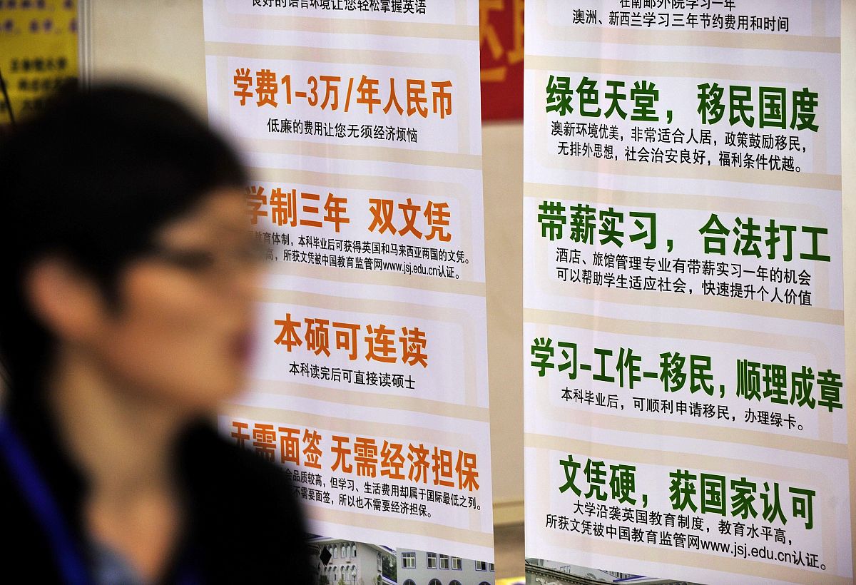 招牌在2楼，营业地点在10楼，合法吗？