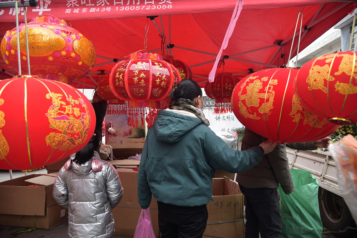 2021年2月9日,浙江金华,东阳市画水镇黄田畈年货市场人头攒动,附近乡