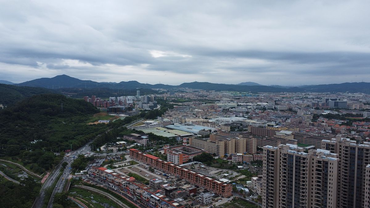 2021年10月15日,广东东莞,航拍清溪镇城市风光.