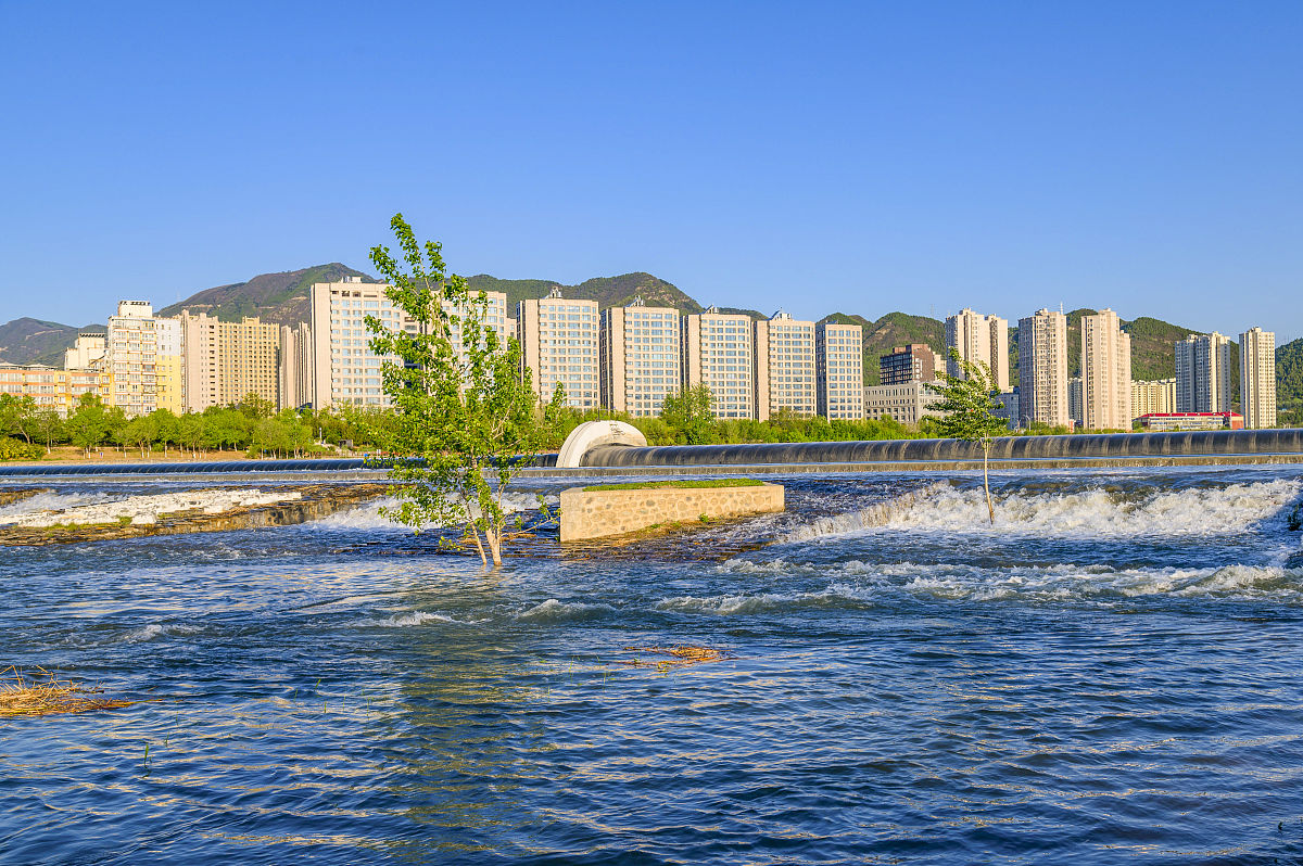 2020年4月25日,北京,永定河门城湖段波涛汹涌,浪花四溅,景观别致.