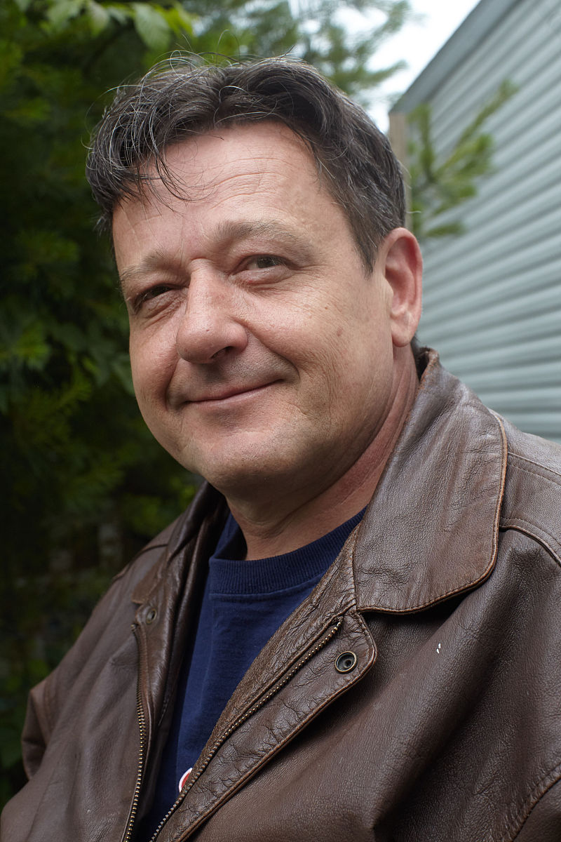 2016年1月20日消息(具体拍摄时间不详),mark hogancamp 在自家后院建