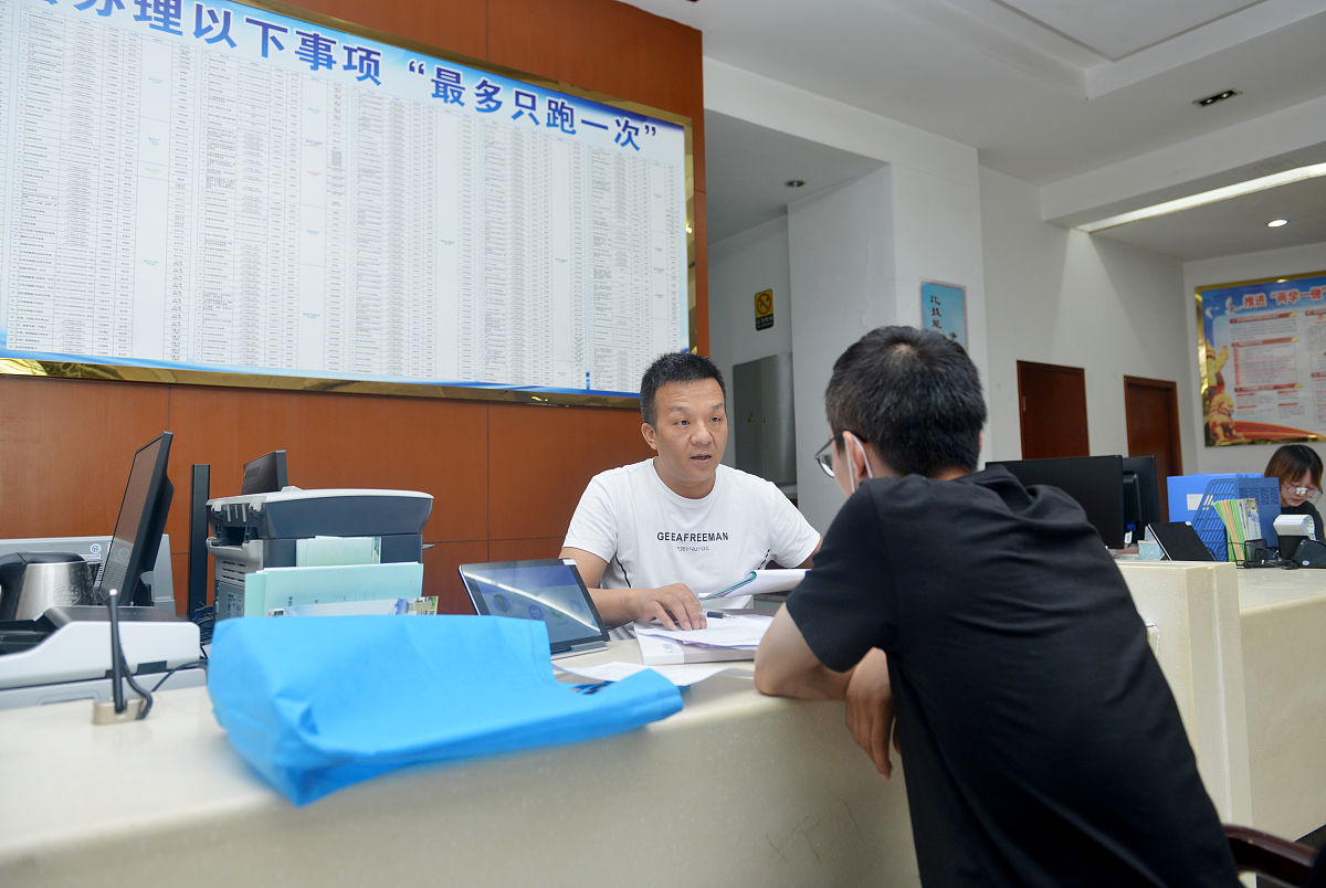 行政单位的实习是实现政府职能转变发挥行政职能的重要途径是行政工作的最终成果。但随着社会经济的发展行政事业单位的职能也在不断转变。行政行政人员在实际工作中要不断增强业务能力和综合素质掌握行政工作的基本方法提高其业务能力对业务知识的掌握程度在行政工作中要充分发挥自己的作用通过不断学习不断完善自己的专业知识树立正确的工作观念为人民服务。根据上述总结一个论文的二级标题