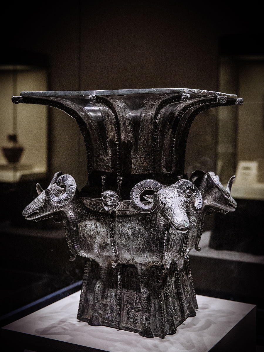 请编写一段中国国家博物馆四羊方尊的讲解词字数300字左右