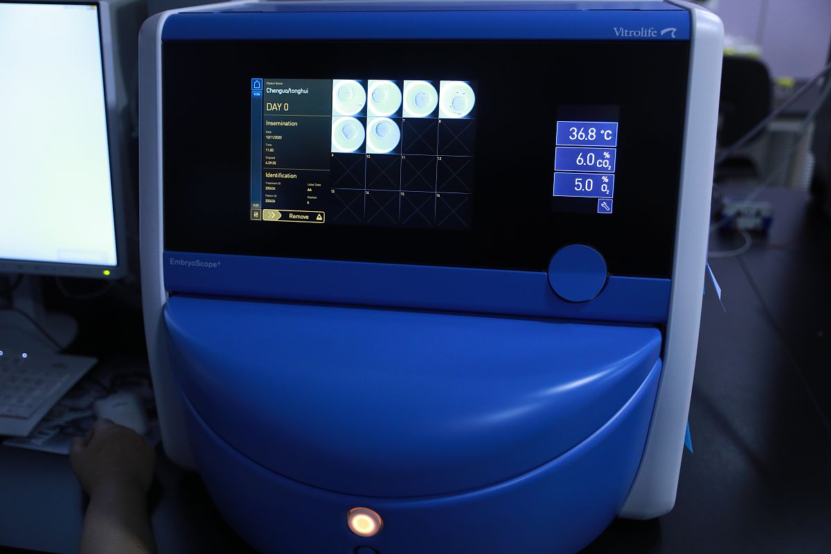 库珀测试的主要目的是根据运动比如跑步的持续时间和距离来计算出一个人的最大摄氧量VO2max这个值通常是用心率数据来计算的。在进行库珀测试时被测者通常需要佩戴心率监测器来记录他们的心率这样就能计算出他们的VO2max值。这段话哪里有错误？