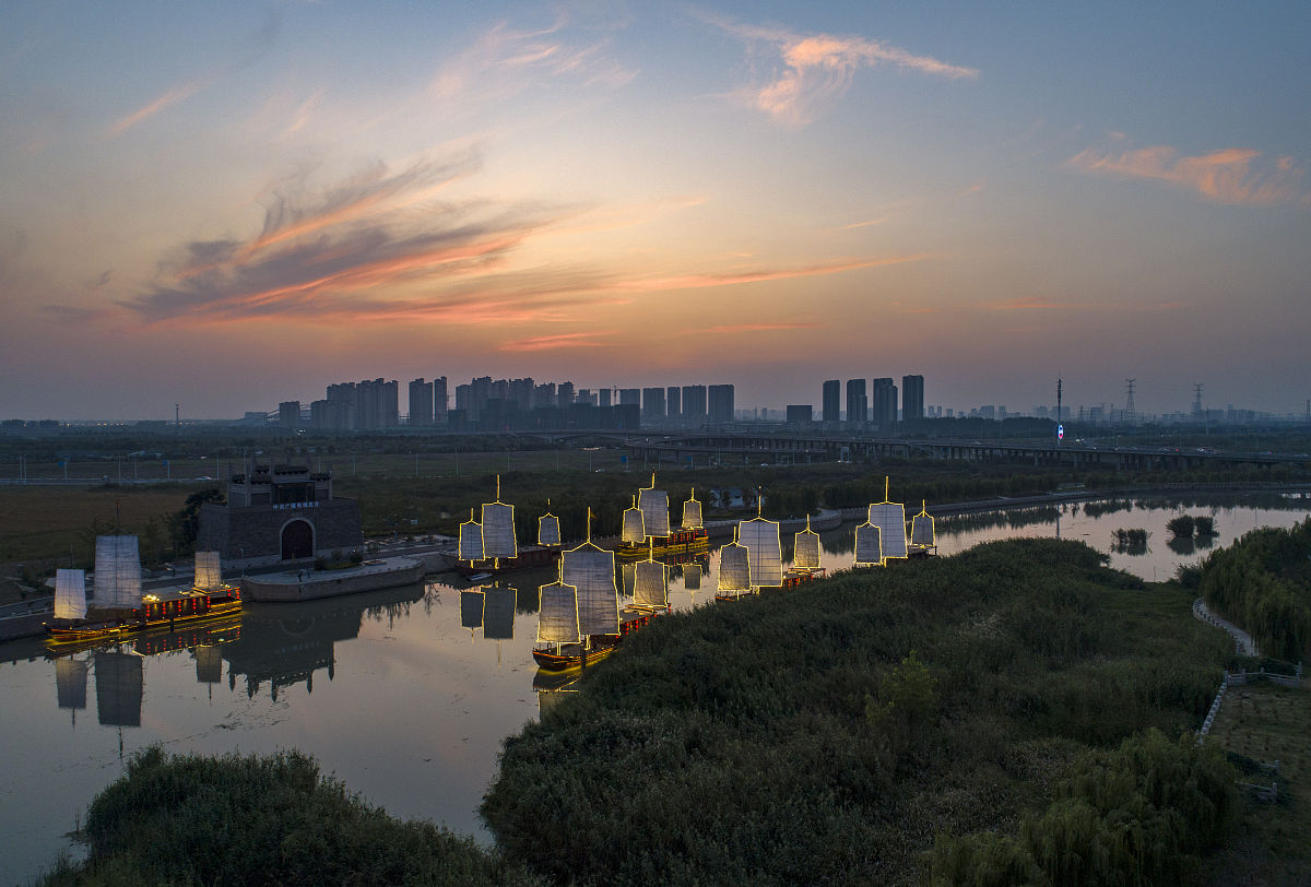 2019年9月30日,江苏淮安里运河畔,夜色中的六条帆船集体亮灯迎接国庆
