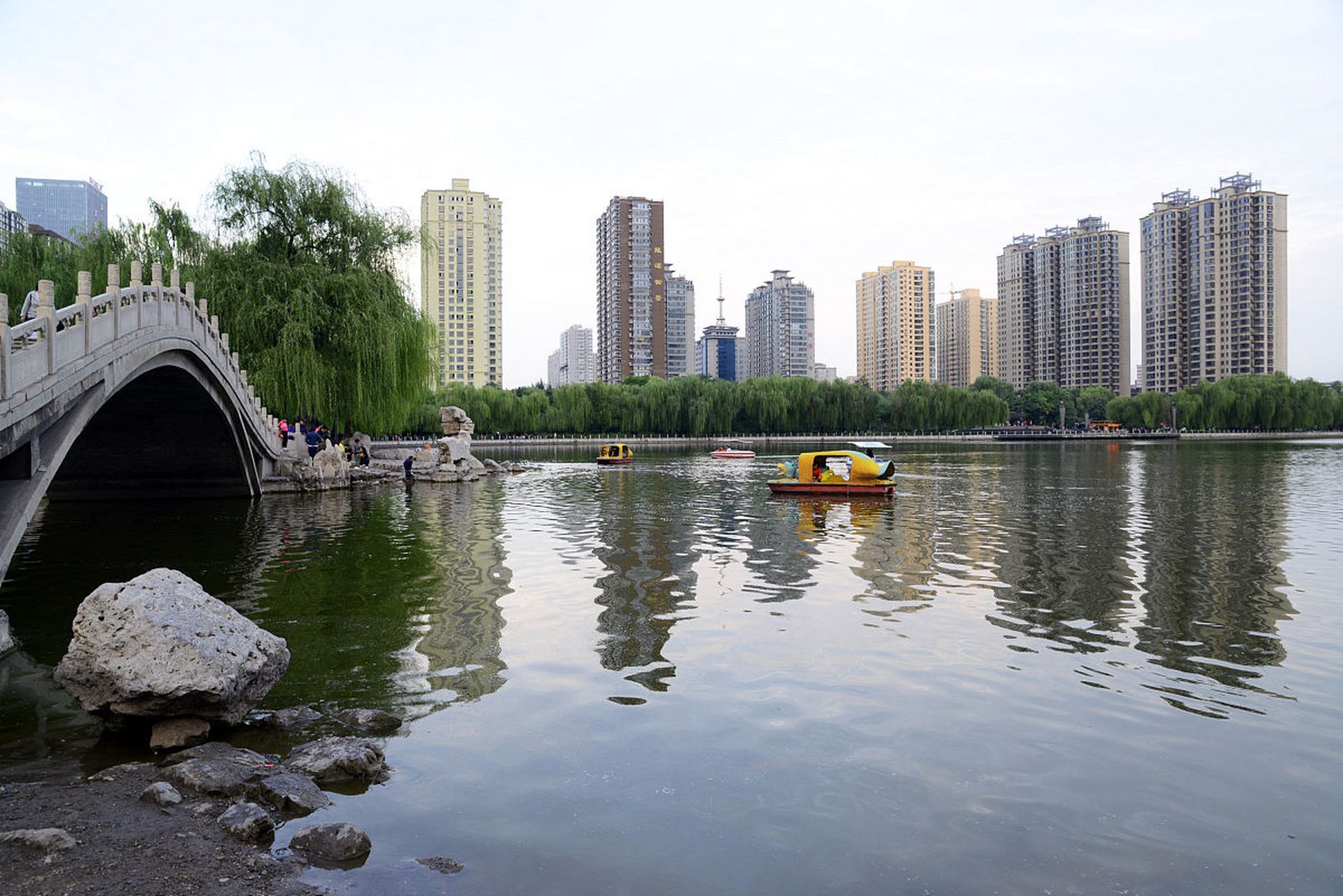 那就来龙潭公园吧.龙潭公园因与龙须沟形成首尾之势,故取名龙潭湖.