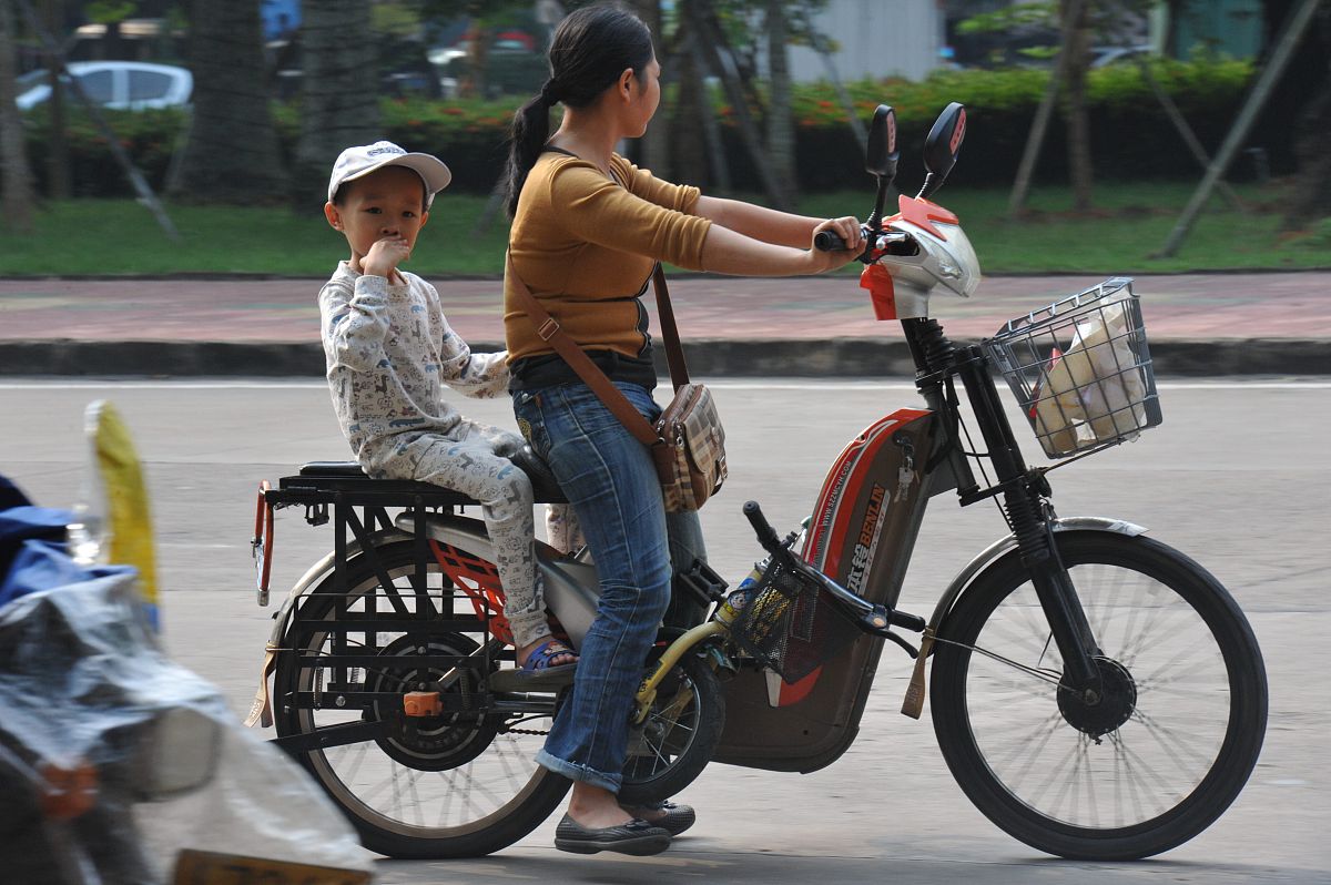 你是一名教练回答一下如何在电动车保持好平衡让电动车持续前进
