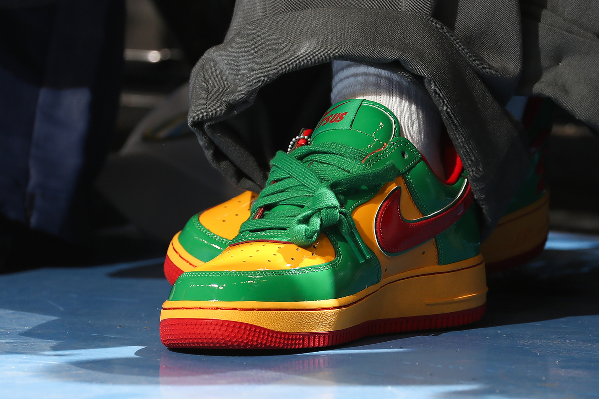 帮我写五条关于Nike jordan 4的产品卖点和特性用简短的句子描述在产品标题中无法涵盖的产品主要特征和卖点吸引用户继续阅读下方的详细描述。切忌重复标题及堆砌关键词。英文描述每点不少于200个字符