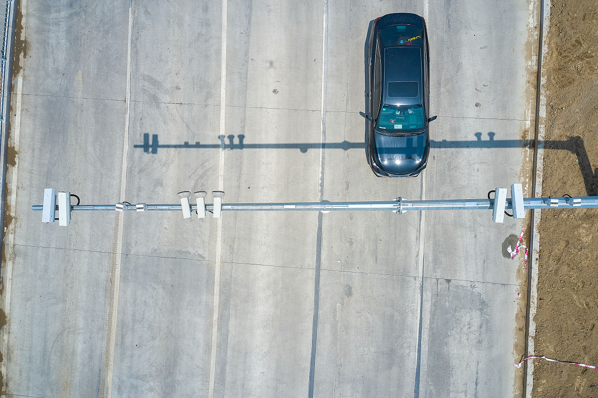 测速传感器是通过红外中断进行检测的探测到障碍物为高电平无障碍物或超出探测范围则输出低电平。这句话帮我换个说法