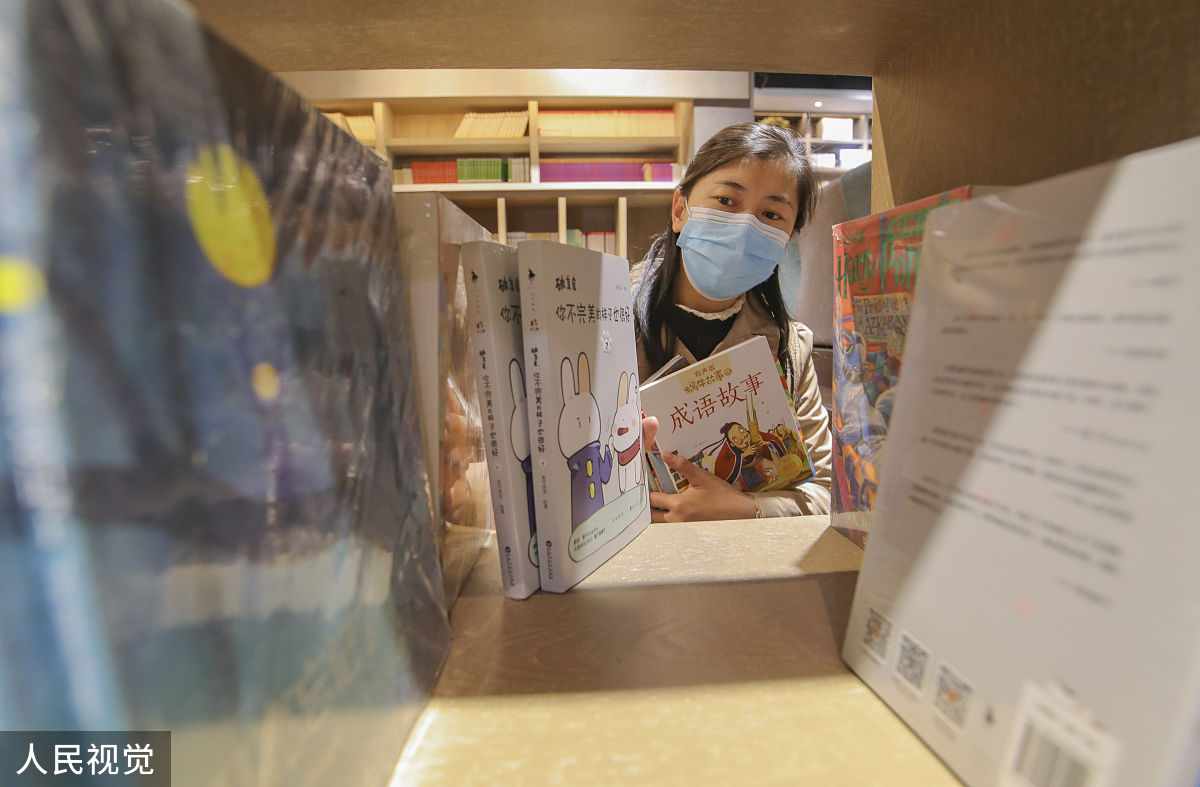 2020年4月21日,山东临沂,银雀山小学马晓老师正在新华书店为学生代购