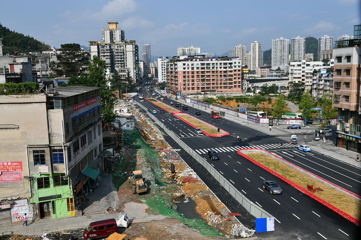2018年8月11日,贵州省遵义市,升级改造中的上海路.